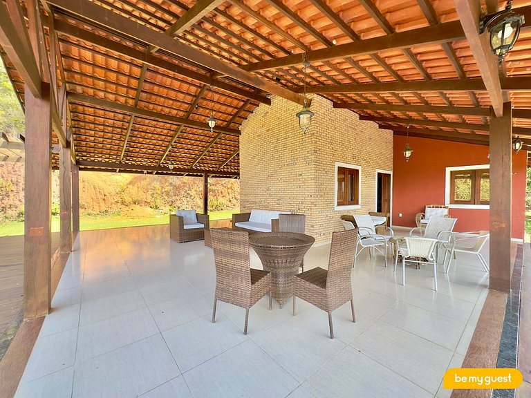 Linda casa com vista em condomínio privado