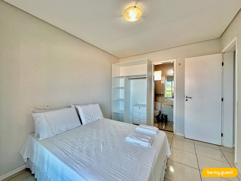 Apartamento térreo com vista para piscina