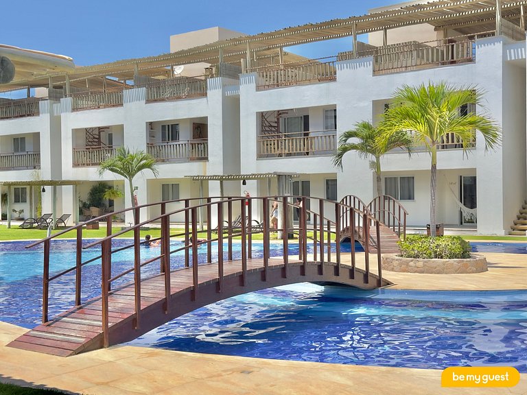 Térreo decorado com varanda e vista para piscina