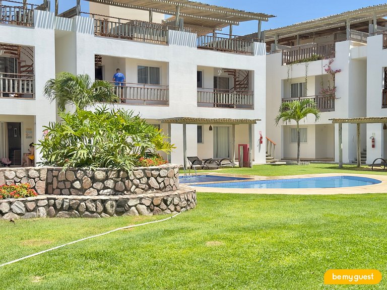 Térreo decorado com varanda e vista para piscina