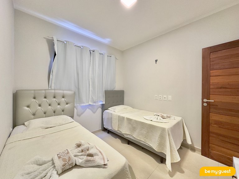 Térreo decorado com varanda e vista para piscina