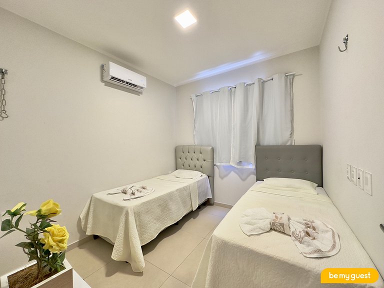 Térreo decorado com varanda e vista para piscina
