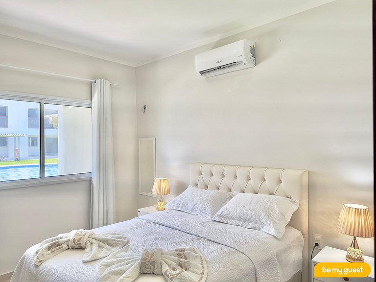 Térreo decorado com varanda e vista para piscina