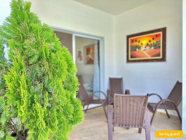 Térreo decorado com varanda e vista para piscina