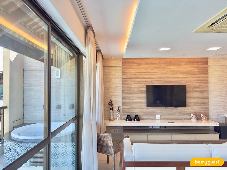 Cobertura exclusiva com jacuzzi e vista da piscina