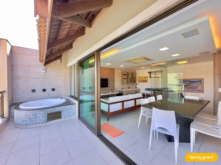 Cobertura exclusiva com jacuzzi e vista da piscina