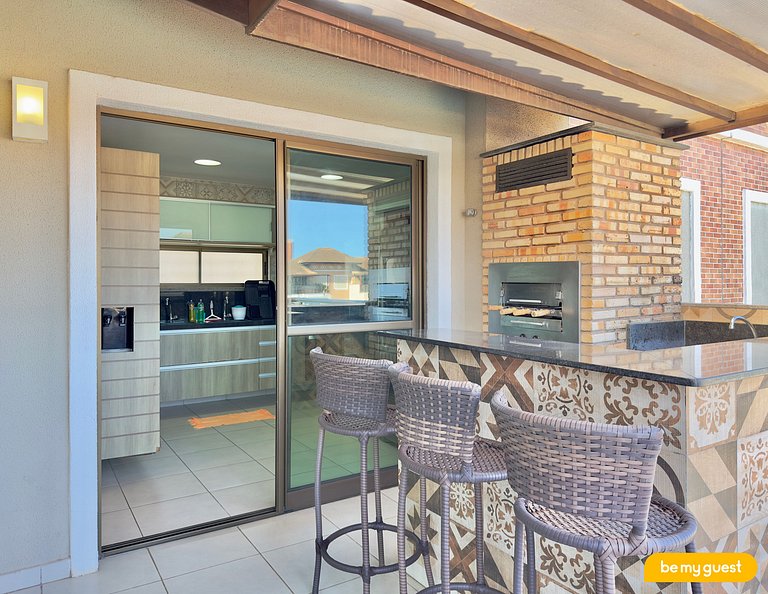 Cobertura exclusiva com vista da piscina