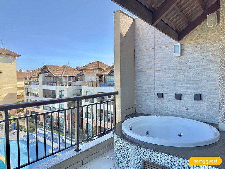 Cobertura exclusiva com jacuzzi e vista da piscina