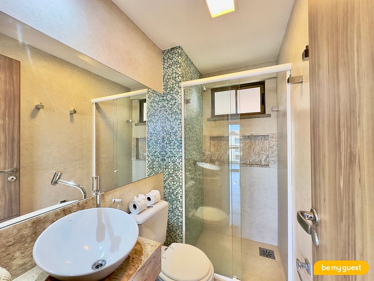 Cobertura exclusiva com vista da piscina