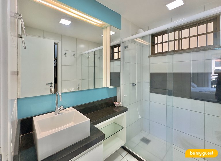 Cobertura exclusiva com vista da piscina