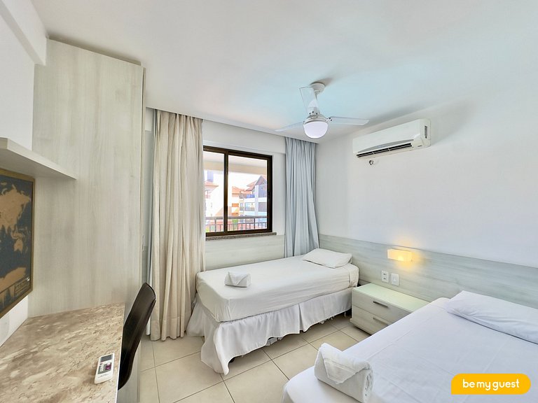 Cobertura exclusiva com vista da piscina