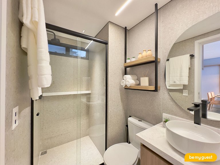 Apto moderno e decorado com vista para o mar